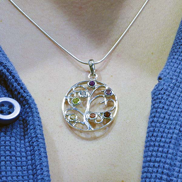 Colgante de árbol con 7 piedras semipreciosas