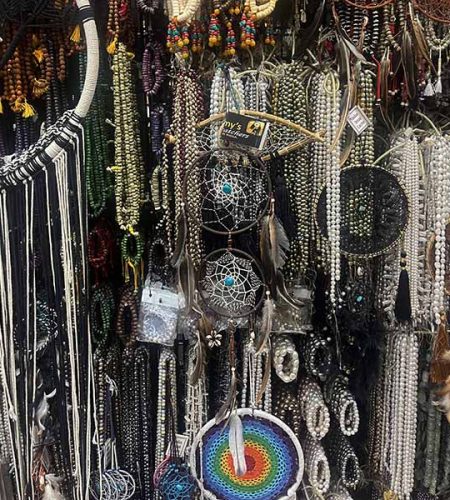 Malas y atrapasueños en la Tienda Sheila de Mesón de paredes, 11